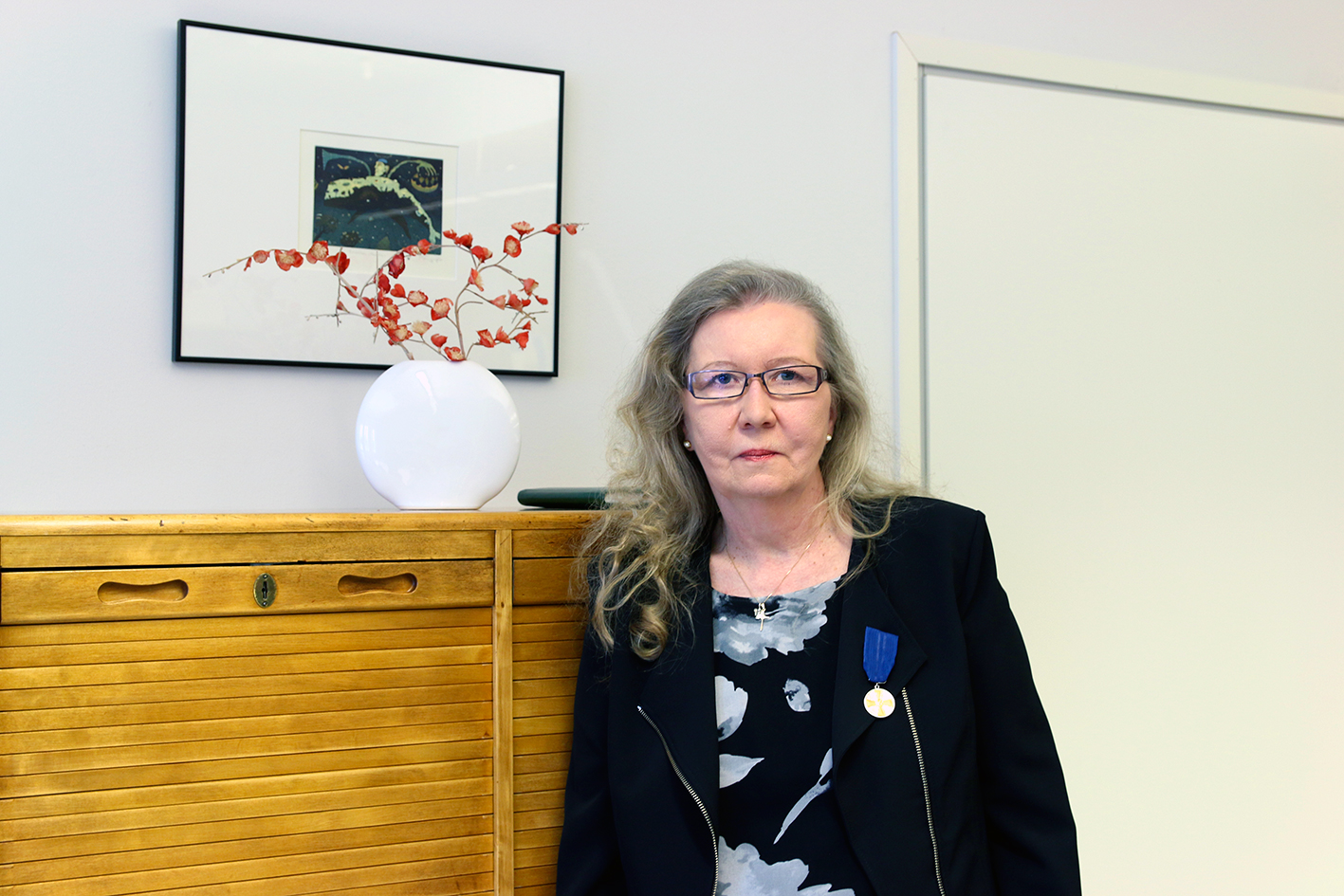 Valkeakosken ammattiopisto, VAAO. Kuvassa Eija Hirvimäki katsoo kameraan. Hänellä on vaaleat hiukset, tummat vaatteet ja silmälasit.