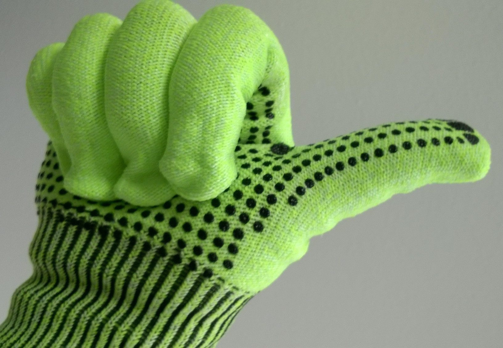 Valkeakosken ammattiopisto, VAAO. Käsi jossa vihreä työhanska näyttää peukkua.