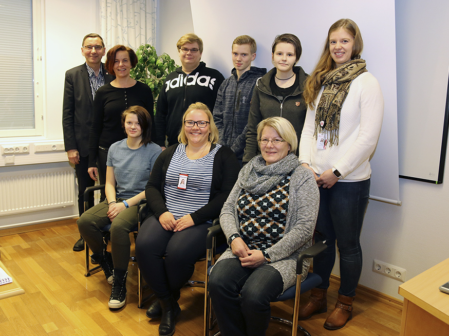 Valkeakosken ammattiopisto, VAAO. Ryhmäkuvassa vuoden 2016 opiskelijakunnan jäseniä. Kolme henkilöä istuu ja heidän takanaan seisoo rivissä kuusi henkilöä. Kaikki katsovat kameraan.