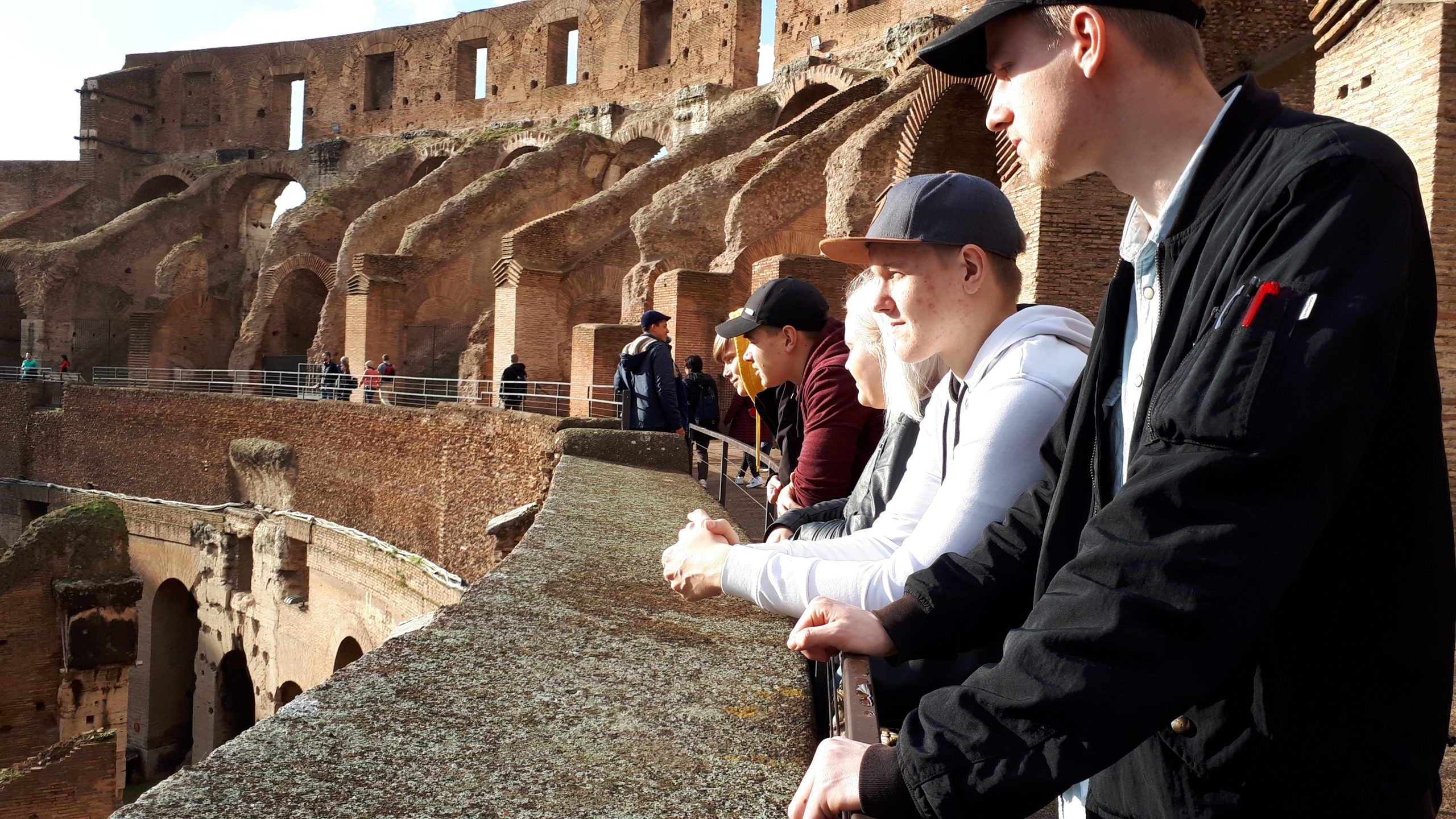 Valkeakosken ammattiopisto, VAAO. Kansainvälisen kaupan merkonomien opinnot huipentuivat opintomatkaan Italian Roomaan marraskuussa 2019. Kuvassa opiskelijat ihailevat nähtävyyksiä.