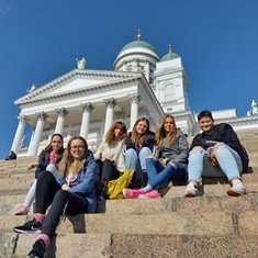 Valkeakosken ammattiopisto, VAAO, kuuden hengen opiskelijaryhmä istuu Helsingin Tuomiokirkon portailla, kesä