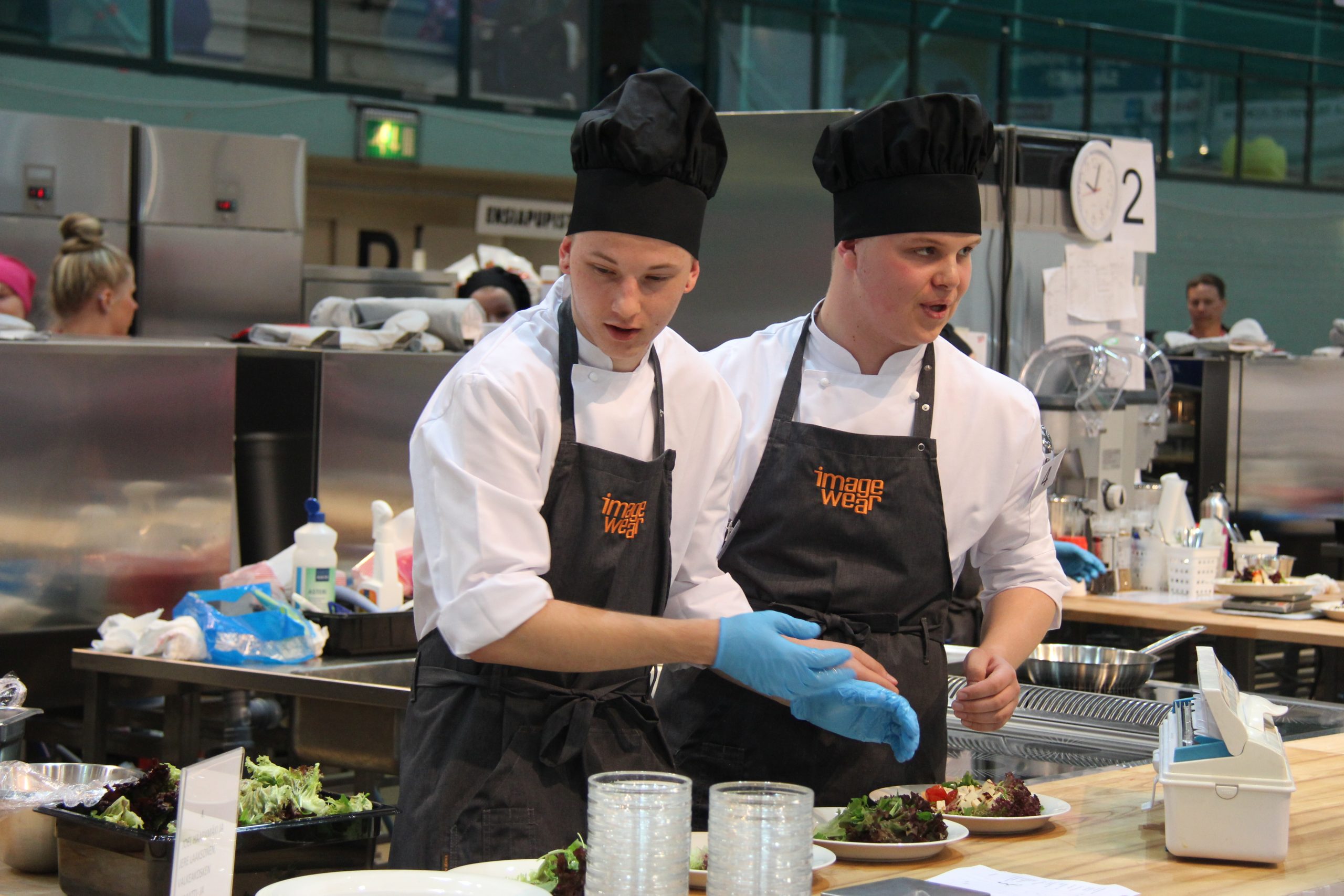 Cateringalan opiskelijat Jere ja Joel valmistavat ruoka-annoksia opetusravintola Sebastianin keittiössä. Annokset ovat valmiina tarjoiltaviksi.