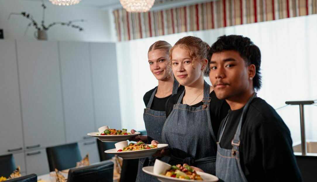 Tarjoilijaopsikelijat ovat valmiita opetusravintolan lounastarjoiluun VAAOssa.