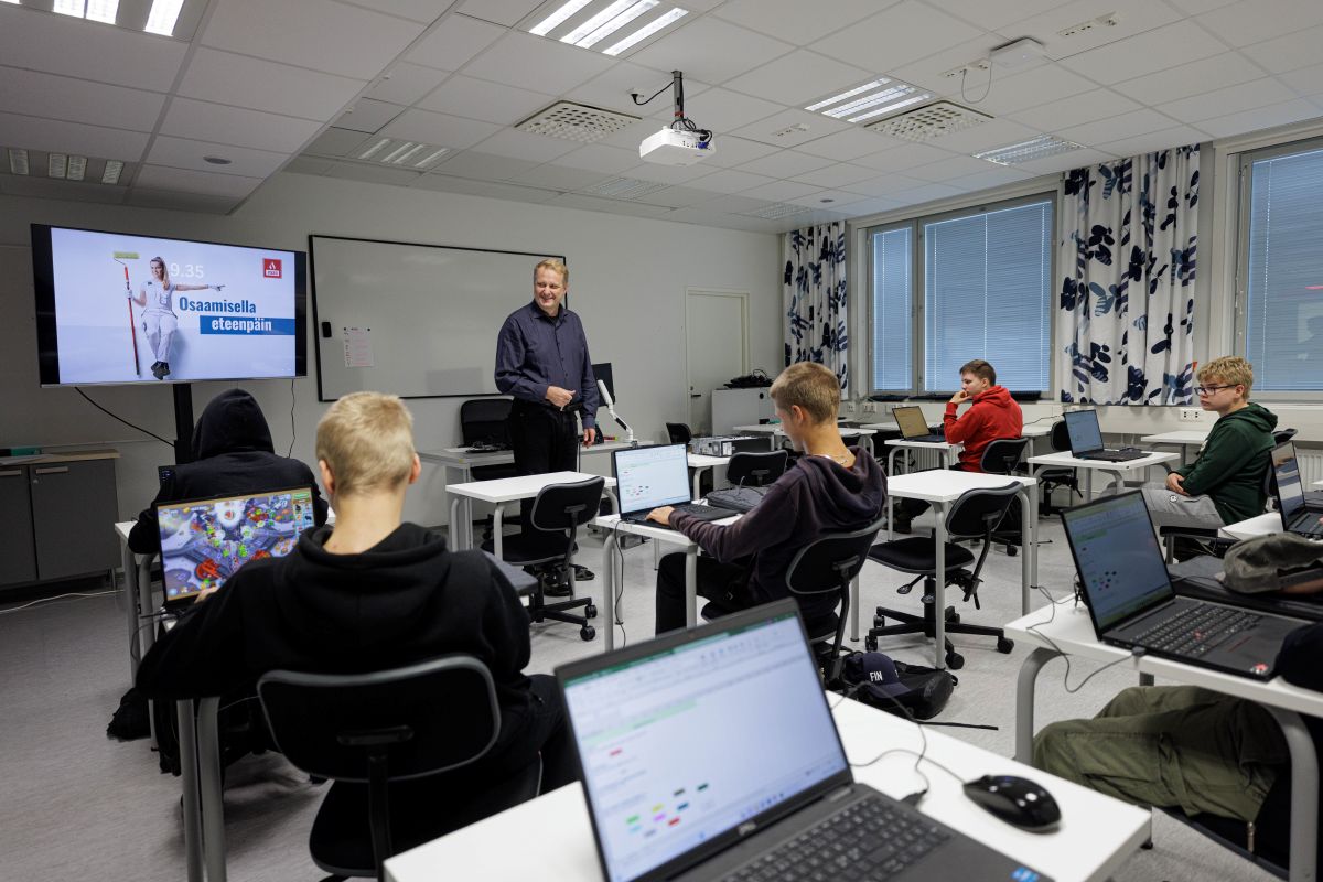 Opetustilanne ICT-luokassa VAAOssa.
