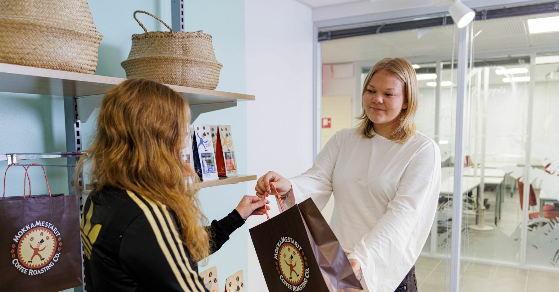 Liiketoiminnan opsikelijoiden asiakaspalvelutilanteen harjoittelu VAAOssa.
