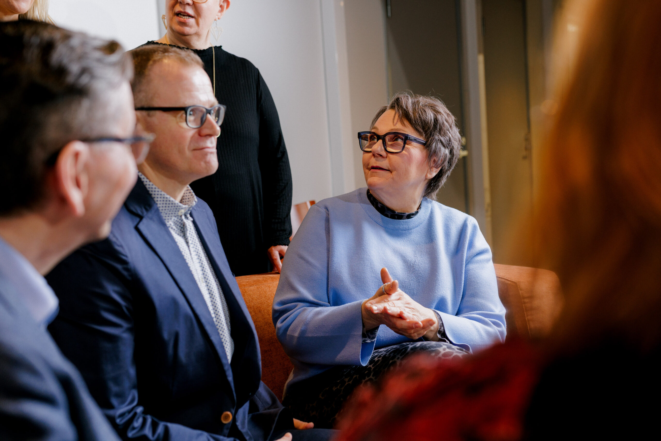 Johtohenkilöitä keskustelemassa.