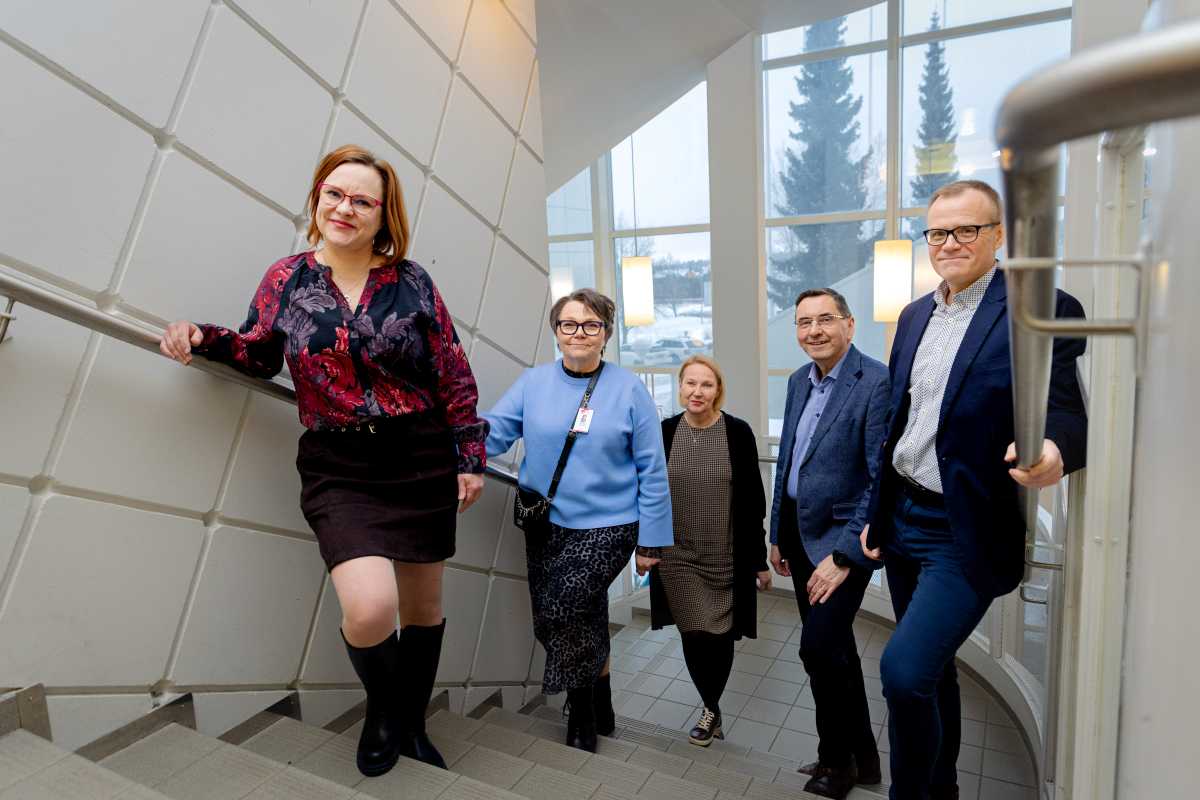 VAAOn esihenkilöitä nousemassa portaita ylös.