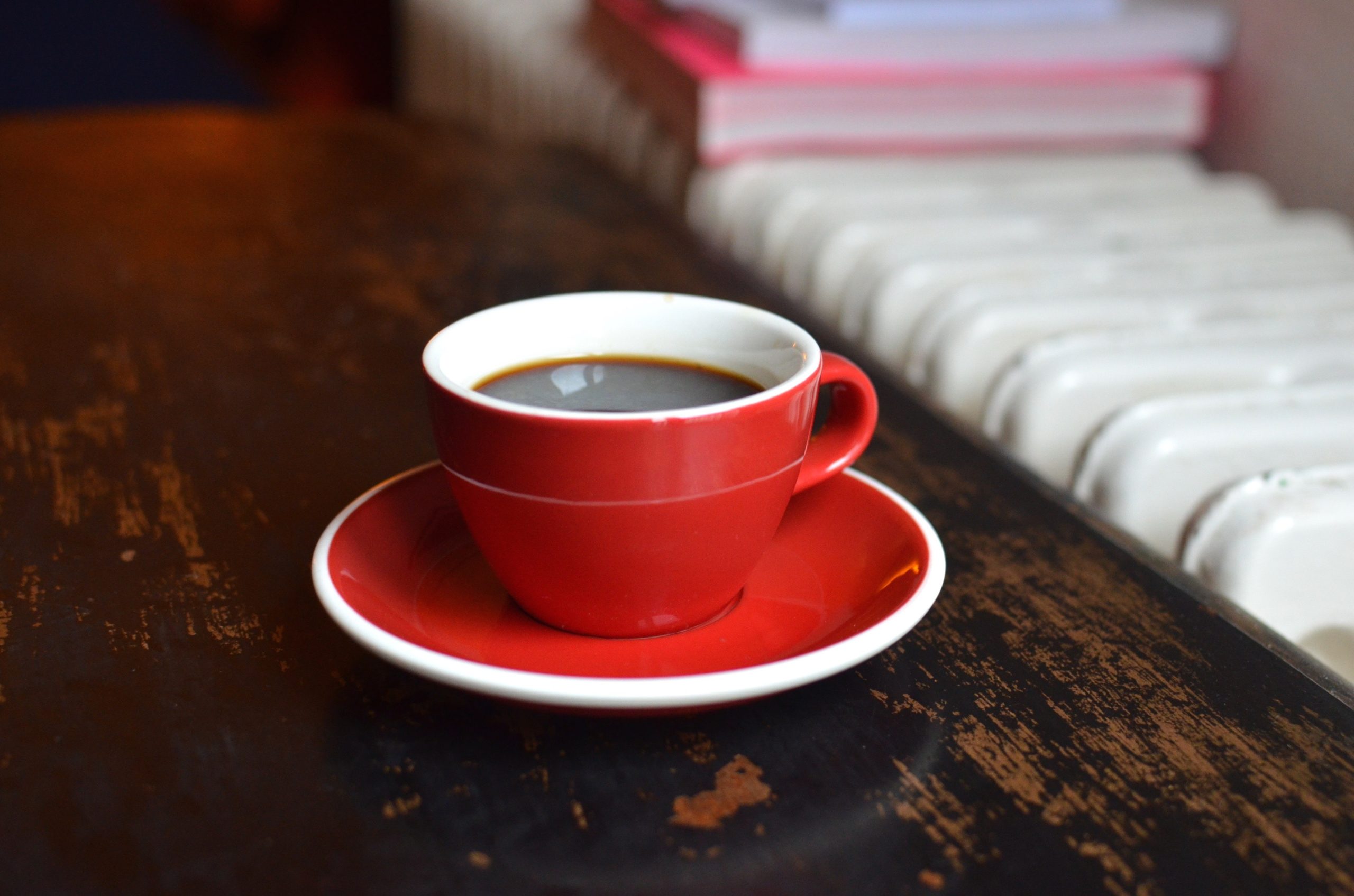 Valkeakosken ammattiopisto, VAAO. Lähikuvassa punainen kahvikuppi, jossa on kahvia.