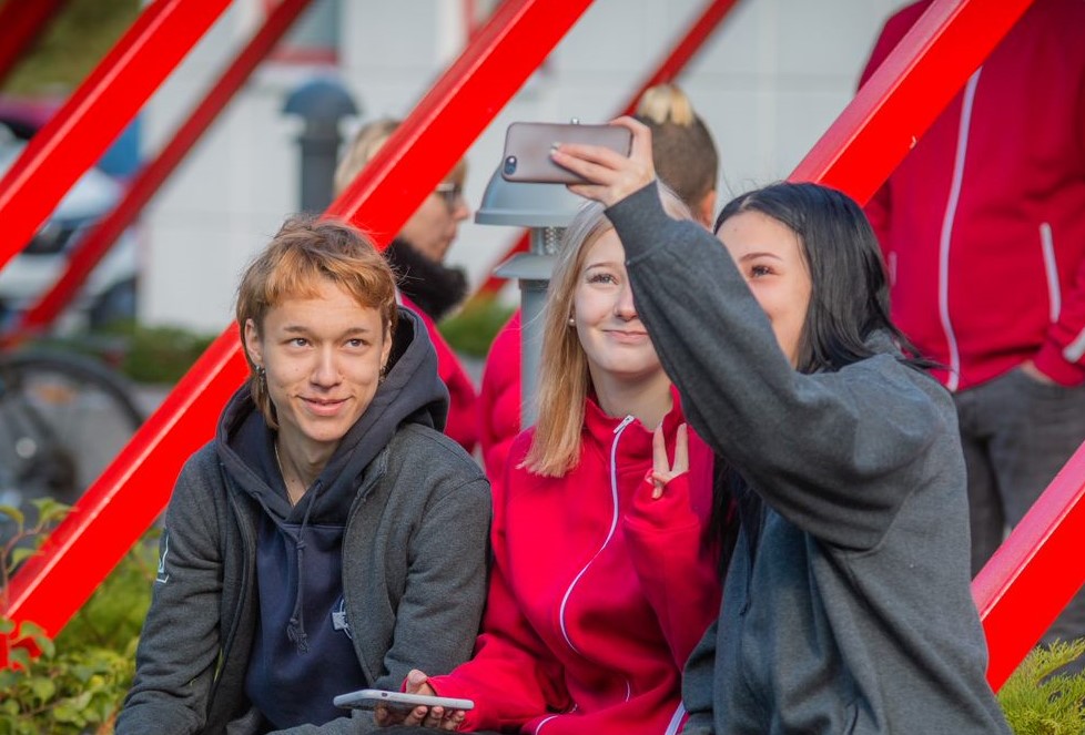 Valkeakosken ammattiopisto, VAAO, kolme henkilöä ottaa selfietä.