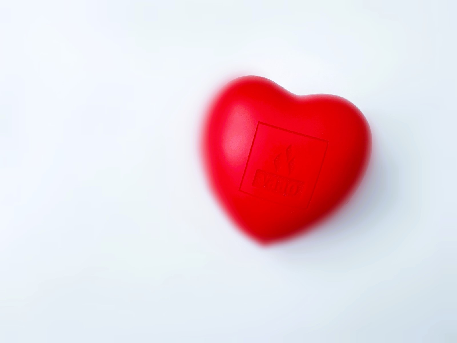 Valkeakosken ammattiopisto, VAAO, punainen sydän, jossa VAAOn logo keskellä